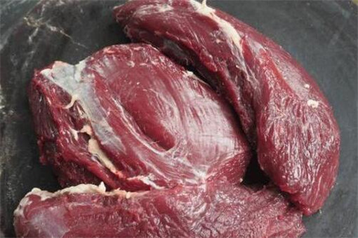 但羊肉,牛肉开始涨起来,据了解,牛肉价格才是市场中的肉类王者.