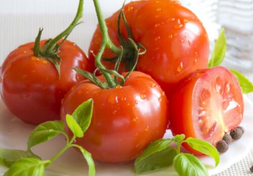 气味强烈的西红柿生吃有什么好处?热量是多少