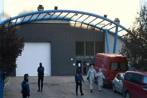 西班牙溜冰场被改停尸房，用于存放新冠病毒感染者的尸体