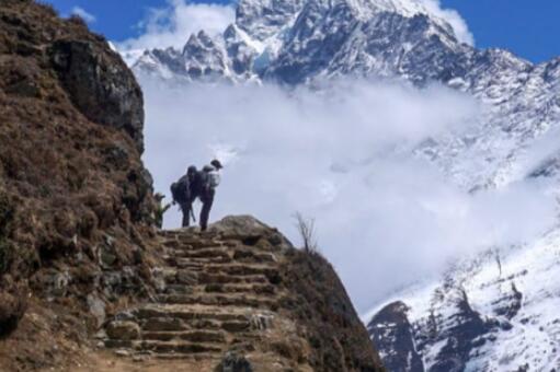 数百登山者被困喜马拉雅山