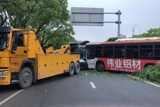 乘客拉拽驾驶员致两公交相撞