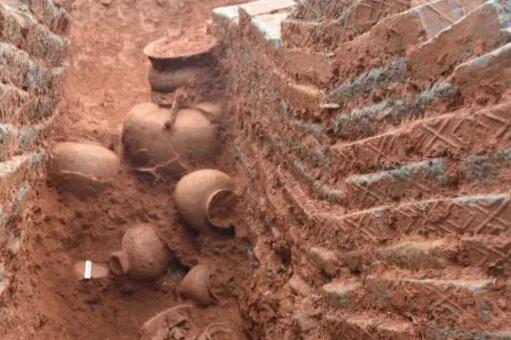 宁乡发现千年古墓群   出土了铁釜、陶罐文物