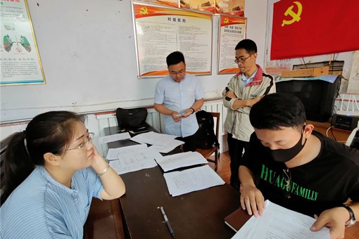 土流集团工作人员在禹城市武庄村组织村集体项目现场签约