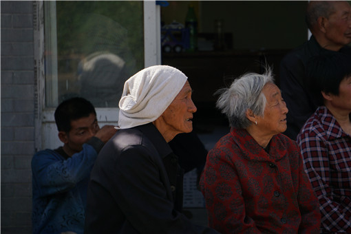 农村妇女退休年龄-摄图网