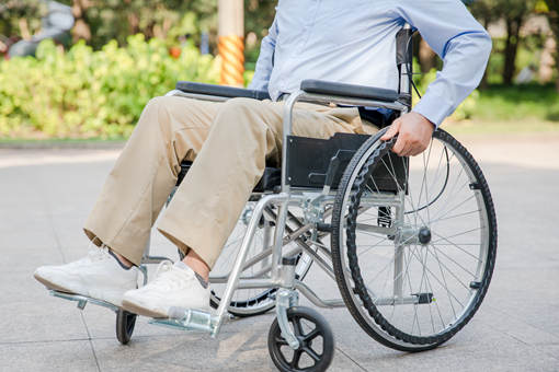残疾人坐轮椅-摄图网