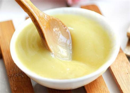 蜂蜜水的功效与作用及禁忌人群 5b602a781f269.png