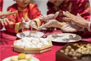北方“滚”元宵，南方“包”汤圆，好吃也不要贪多！