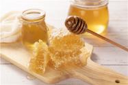 蜂蜜的作用与功效有哪些？食用时要注意些什么？