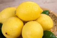 "坏血病"的克星柠檬是酸性还是碱性食物？白天喝柠檬水会变黑吗？能美白吗？